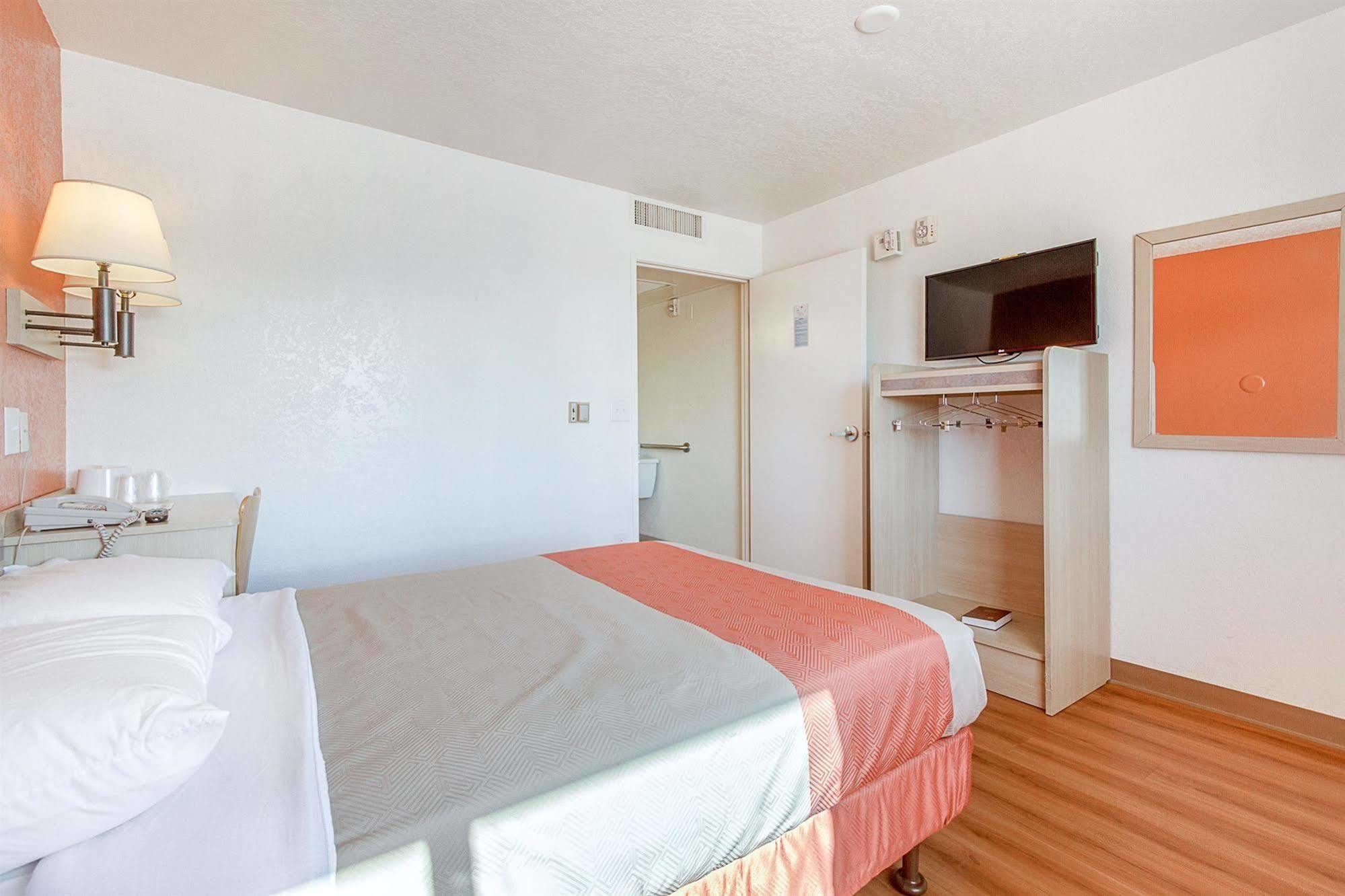 6-phoenix, Az - North Bell Road 2*