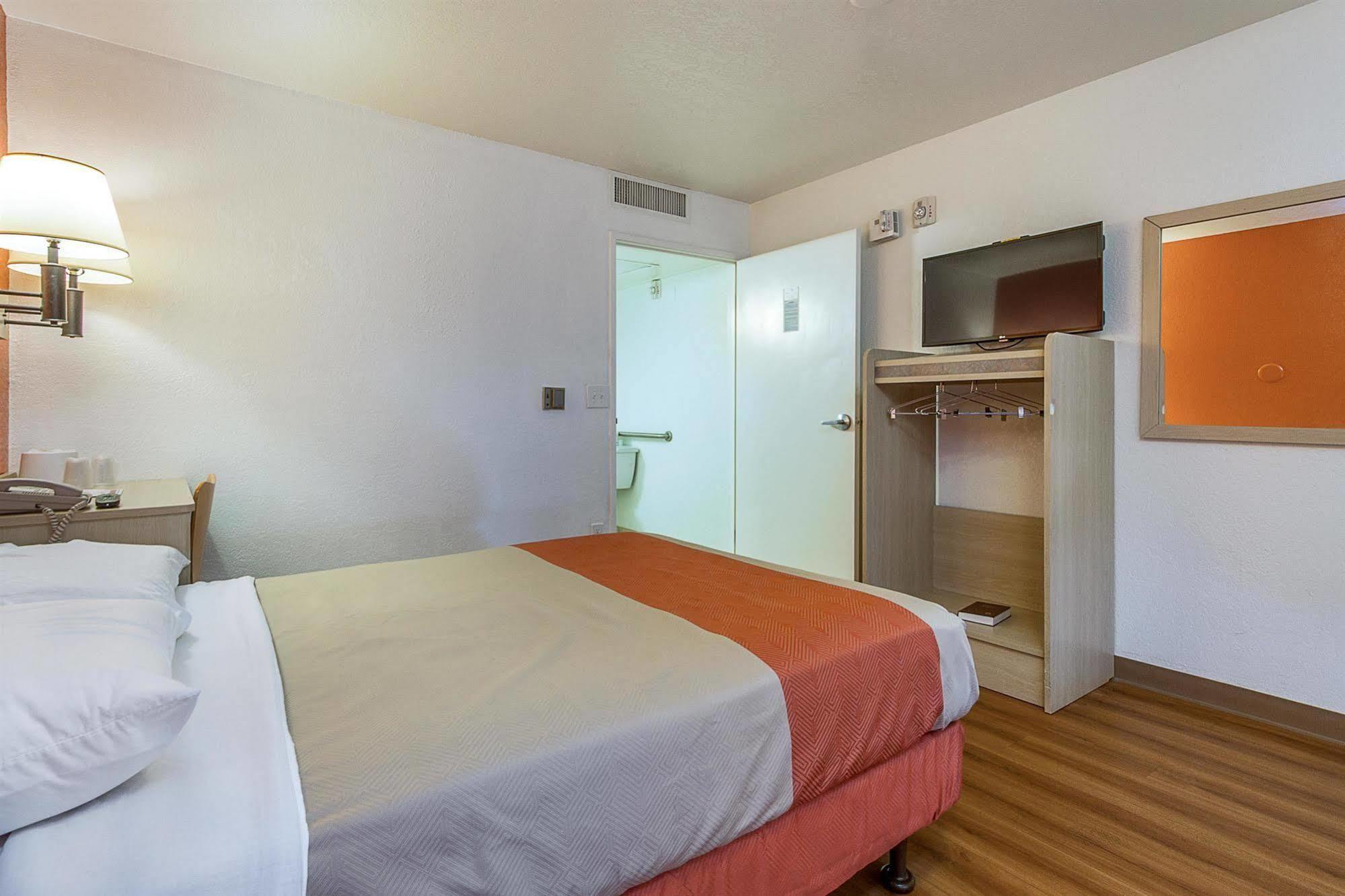 Hotel 6-phoenix, Az - North Bell Road