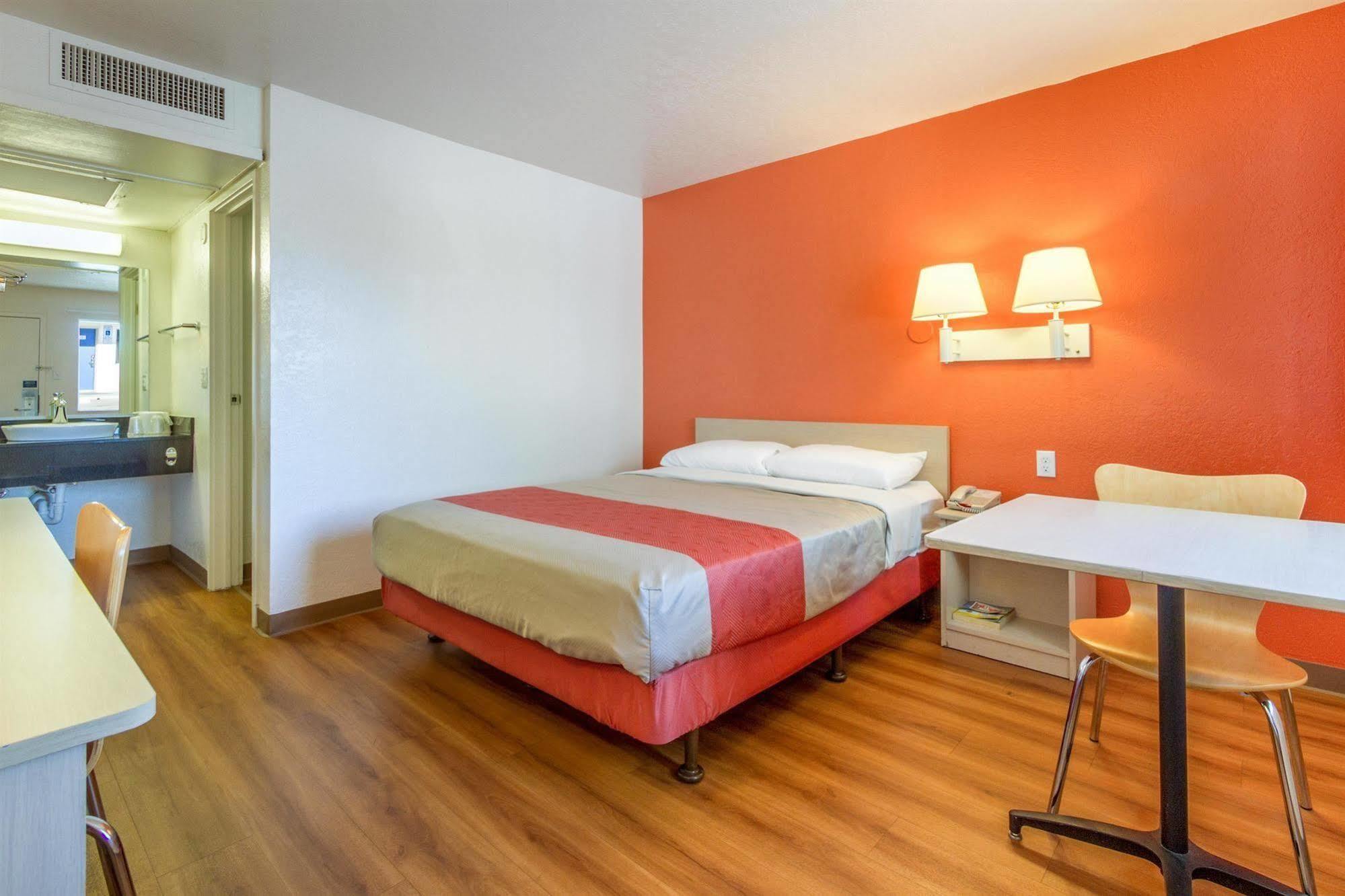 6-phoenix, Az - North Bell Road 2*
