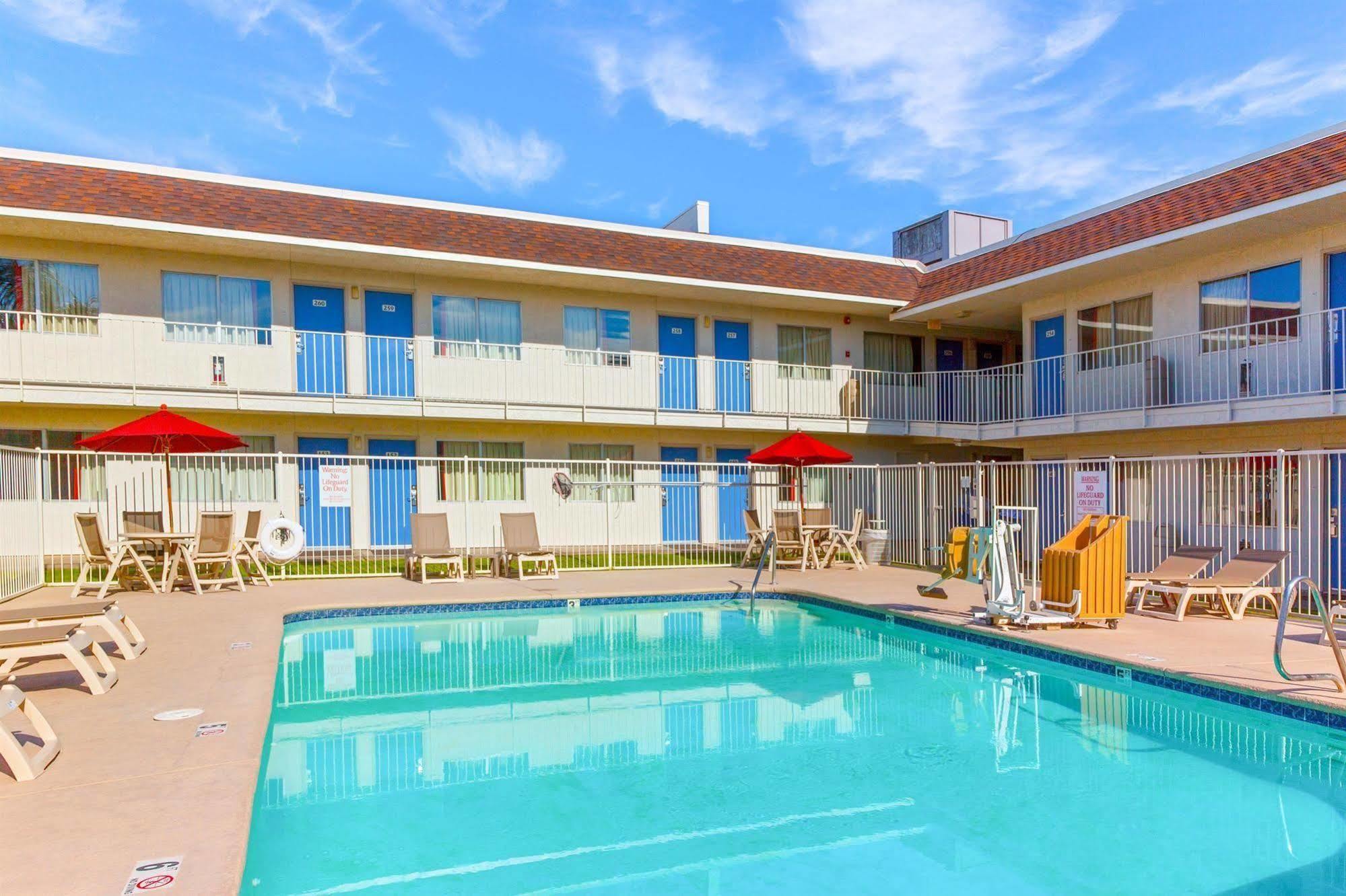 Hotel 6-phoenix, Az - North Bell Road
